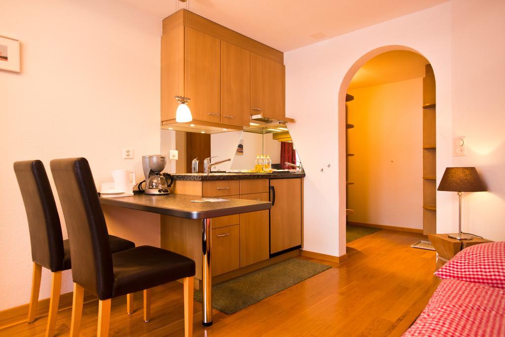 Mom - Alpine Boutique Apartments, Chalet Fagus, Terrace Studio جريندلوالد الغرفة الصورة