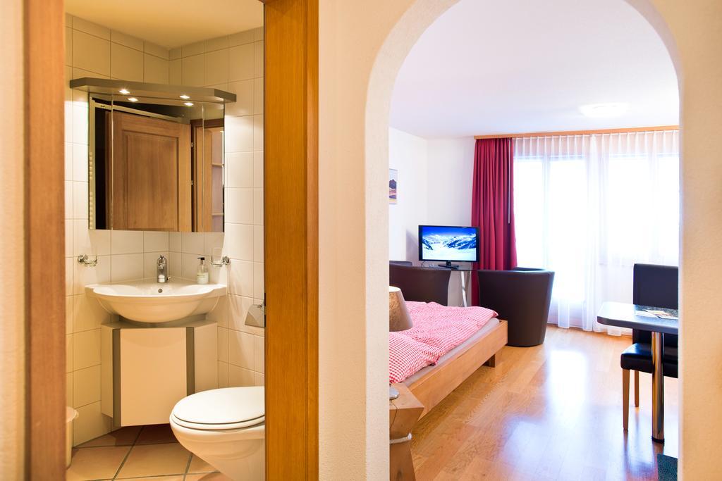 Mom - Alpine Boutique Apartments, Chalet Fagus, Terrace Studio جريندلوالد الغرفة الصورة